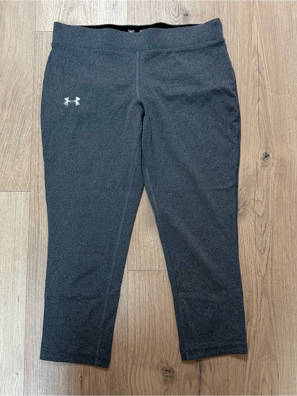 UNDER ARMOUR - WOMEN'S CAPRI PANTS - SIZE SMALL